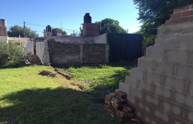 Por el agua, cedió el cimiento y se derrumbó una medianera.