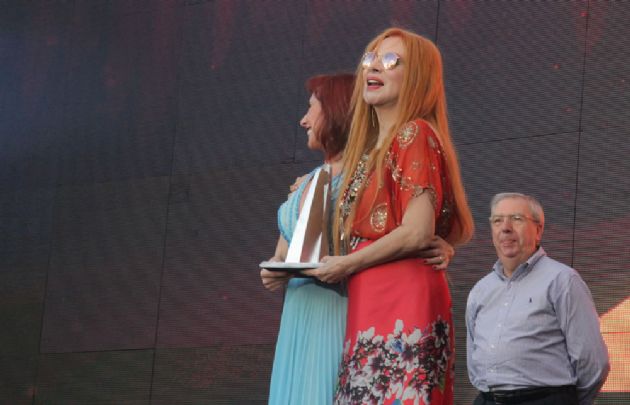 Nacha Guevara, con su look bohemian chic, junto a Eleonora Cassano.