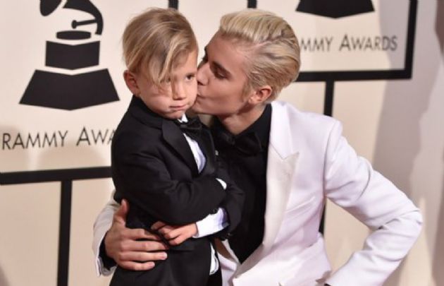 Justin Bieber en la ceremonia de los Grammys 2016. (Foto: @Luces_ECpe)