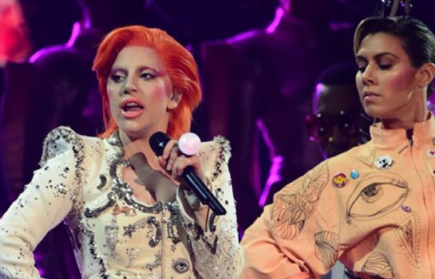 Lady Gaga y su homenaje a David Bowie en los Grammys 2016. (Foto: @Luces_ECpe)