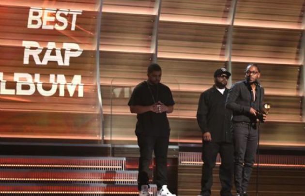 Kendrick Lamar recibiendo el primer trofeo de la noche en los Grammys. (Foto: AP)