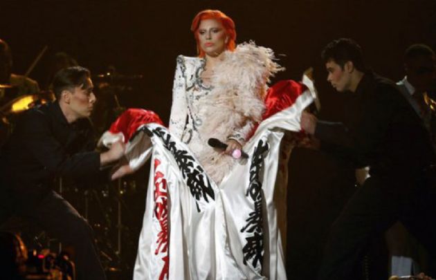 Lady Gaga y su homenaje a David Bowie en los Grammys 2016. (Foto: @Luces_ECpe)