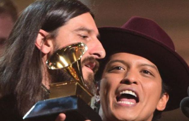 Bruno Mars y Jeff Bhasker celebrando el triunfo de 