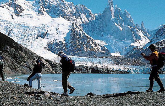 Los turistas disfrutan de las caminatas en El Chaltén.