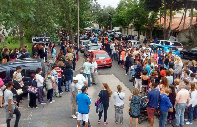 La cola de las personas alcanzan las 15 cuadras.