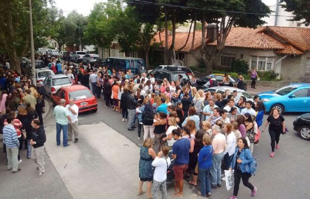 Público esperando por un lugar en el teatro.