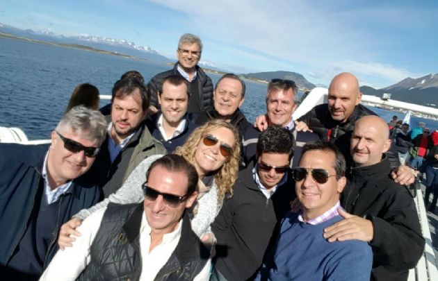 El gabinete de Turismo en viaje catamarán hacia el faro del fin del mundo.