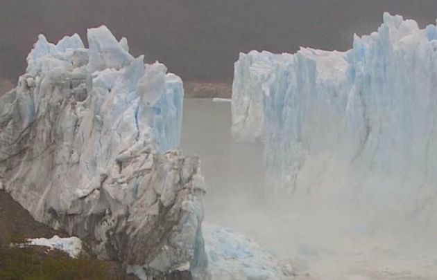 El instante preciso en que cae el puente de hielo (Foto: Captura de TN).