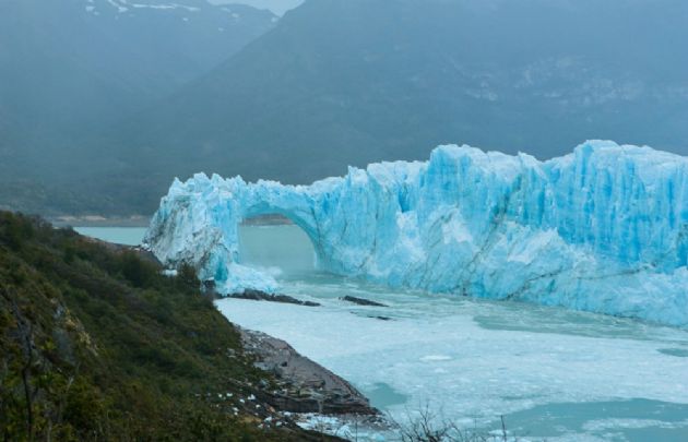 El glaciar Perito Moreno completó ayer su proceso de ruptura.