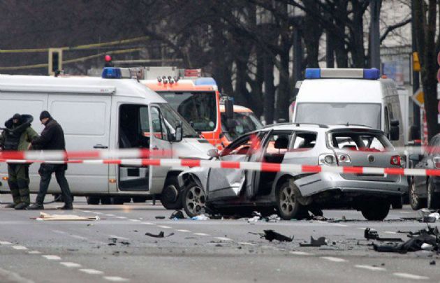  Los agentes acordonaron la zona y el tráfico quedó interrumpido.
