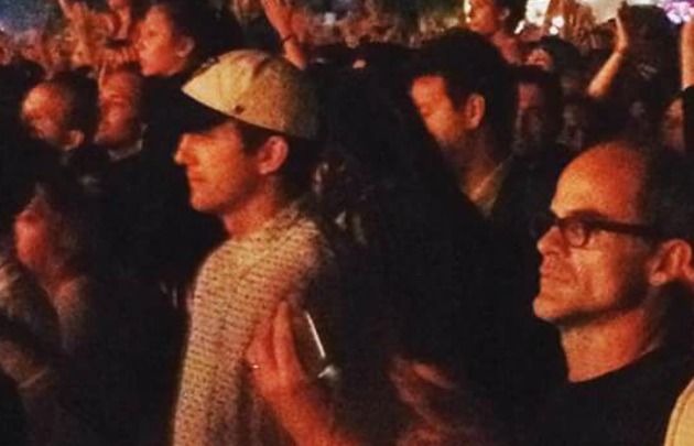Ashton Kutcher y Michael Kelly, en Lollapalooza (Foto: @artezeta)