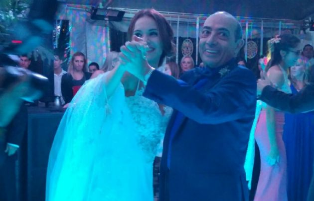 Agustina bailando el vals junto a Mario Pereyra.