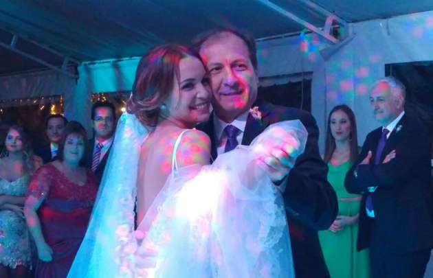 Agustina bailando el vals junto a su papá, Quique Vivanco.