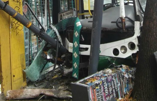 Uno de los colectivos arrancó el semáforo.