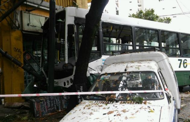 El colectivo terminó incrustado en un local.