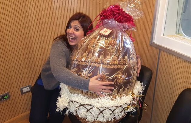 Geo Monteagudo abraza al huevo gigante.