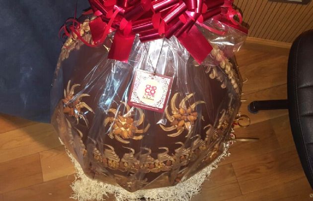 El huevo gigante pesa 15 kilos. Enorme.