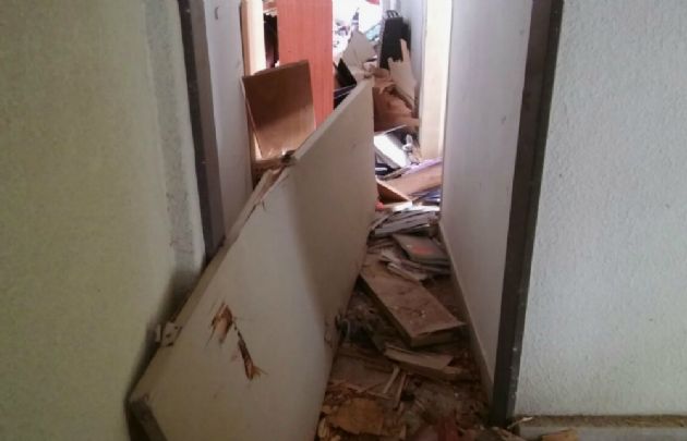 Puertas derrumbadas y escombros en los departamentos fue el saldo del accidente. 