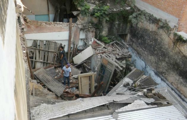 La explosión destrozó un galpón contiguo al edificio.