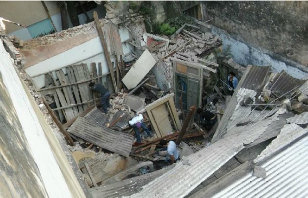 La explosión destrozó un galpón contiguo al edificio.