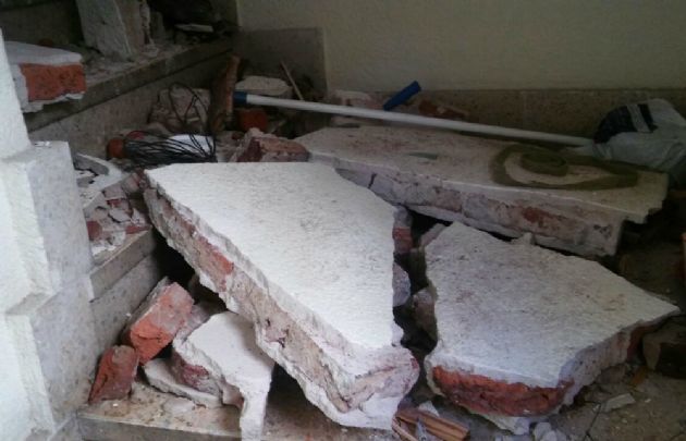 Los escombros se esparcieron por el interior de las viviendas. 