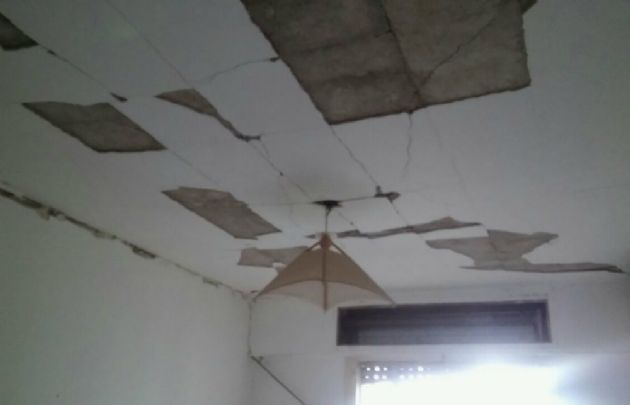 El techo de uno de los pisos se derrumbó y provocó daños en el resto. 