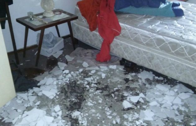 Los escombros hirieron a los habitantes de los departamentos y transeúntes. 