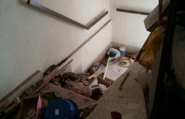 Los escombros se esparcieron por el interior de las viviendas. 