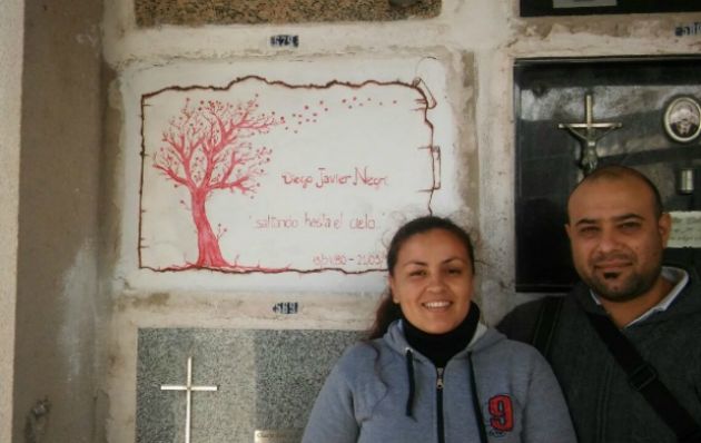 El primo de Diego y su mujer, hinchas de Colón, dibujaron en su nicho.