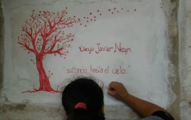 Estela, plasmando su dibujo en el nicho.