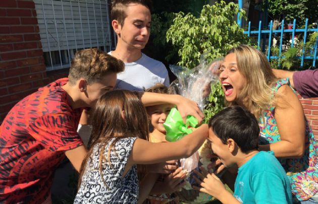 La familia de barrio Los Granados, feliz con el huevo de Pascua. 