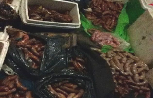 No lucen muy apetecibles los chorizos decomisados.