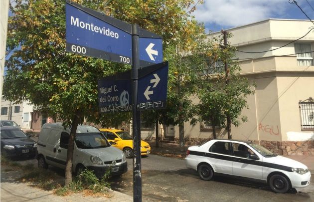 La intersección de Corro y Montevideo, desbordada por las cloacas.