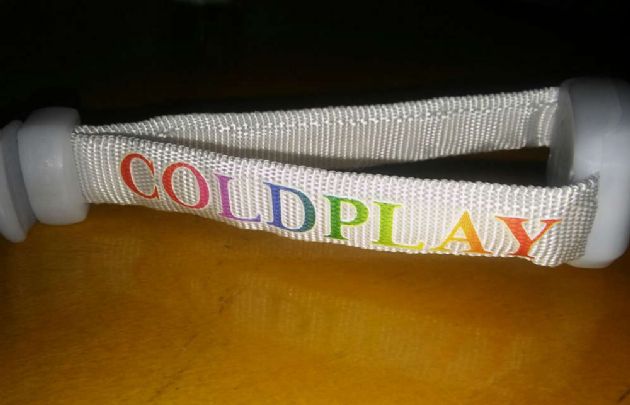 Las pulseras que regalaron al ingresar al estadio.