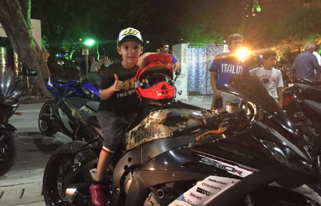 Los más chicos también posaron con los fierros.