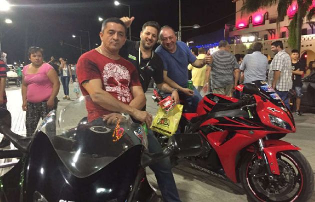 Fanáticos que coparon la plaza de Termas.