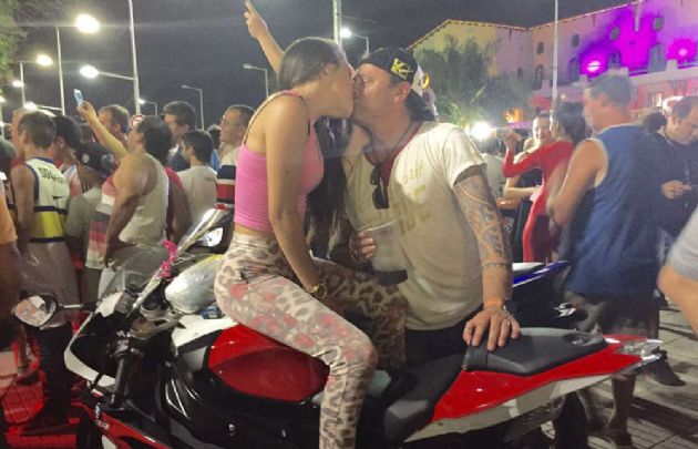 Fanáticos que coparon la plaza de Termas.