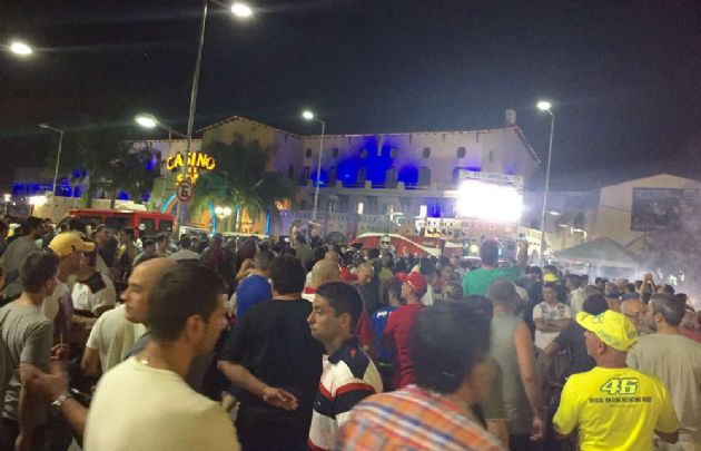 Fanáticos que coparon la plaza de Termas.