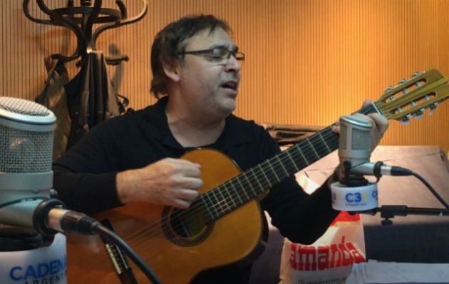 Gabriel Rolón se animó a cantar en Viva la Radio.