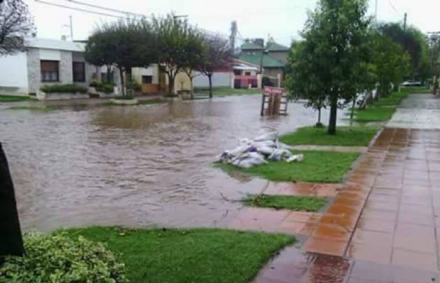 Calles anegadas y agua hasta las veredas (Foto @evangelinarufino)