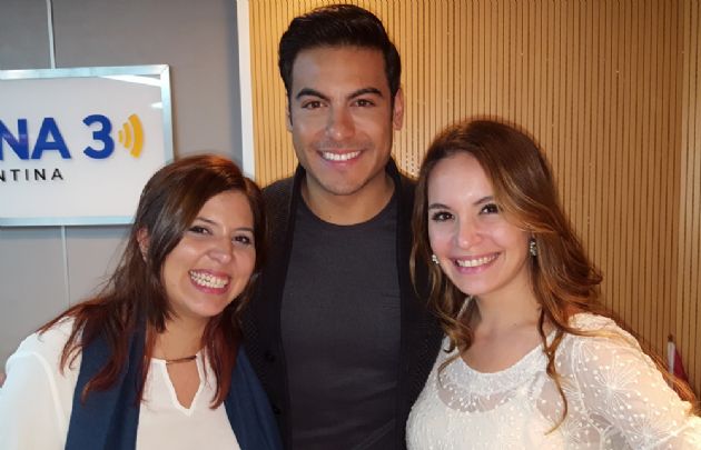 Geo Monteagudo y Agustina Vivanco junto a Carlos Rivera.