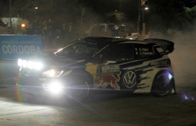 El francés Sebastien Ogier, con VW Polo, es uno de los líderes de la carrera. 