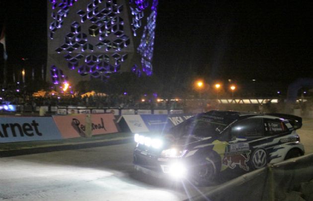 El francés Sebastien Ogier, con VW Polo, es uno de los líderes de la carrera. 