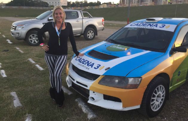 Celeste Benecchi con el auto cero del Rally.