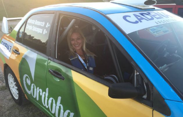 Celeste Benecchi con el auto cero del Rally.