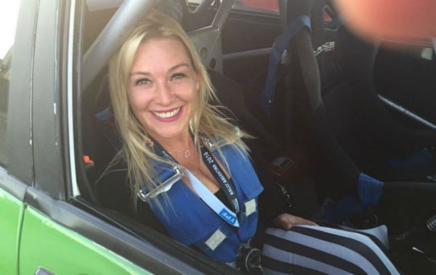 Los fanáticos del Rally con Celeste Benecchi en nuestro Auto Cero.