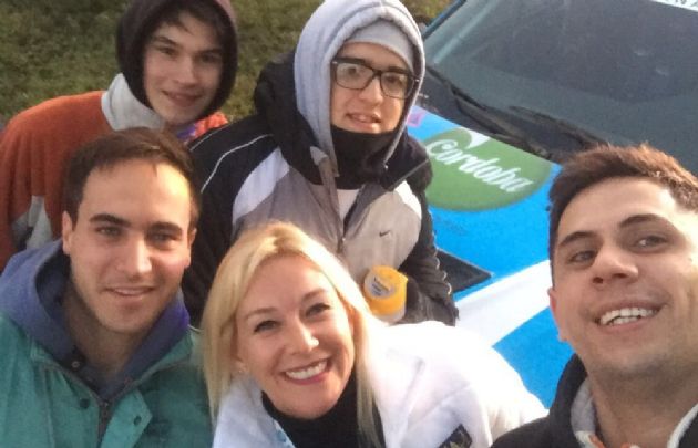 Los fanáticos del Rally con Celeste Benecchi en nuestro Auto Cero.