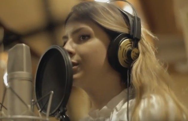 La China Suárez canta para "El hilo rojo".