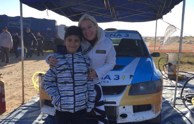 Los fanáticos del Rally con Celeste Benecchi en nuestro Auto Cero.