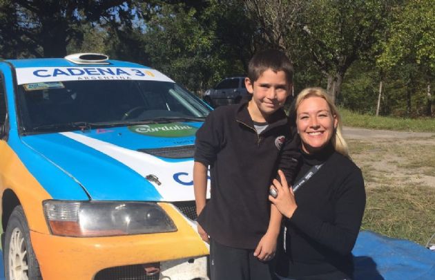 Los fanáticos del Rally con Celeste Benecchi en nuestro Auto Cero.